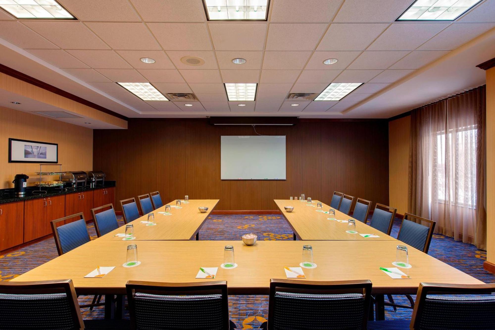 Courtyard By Marriott Chicago Schaumburg/Woodfield Mall Bagian luar foto