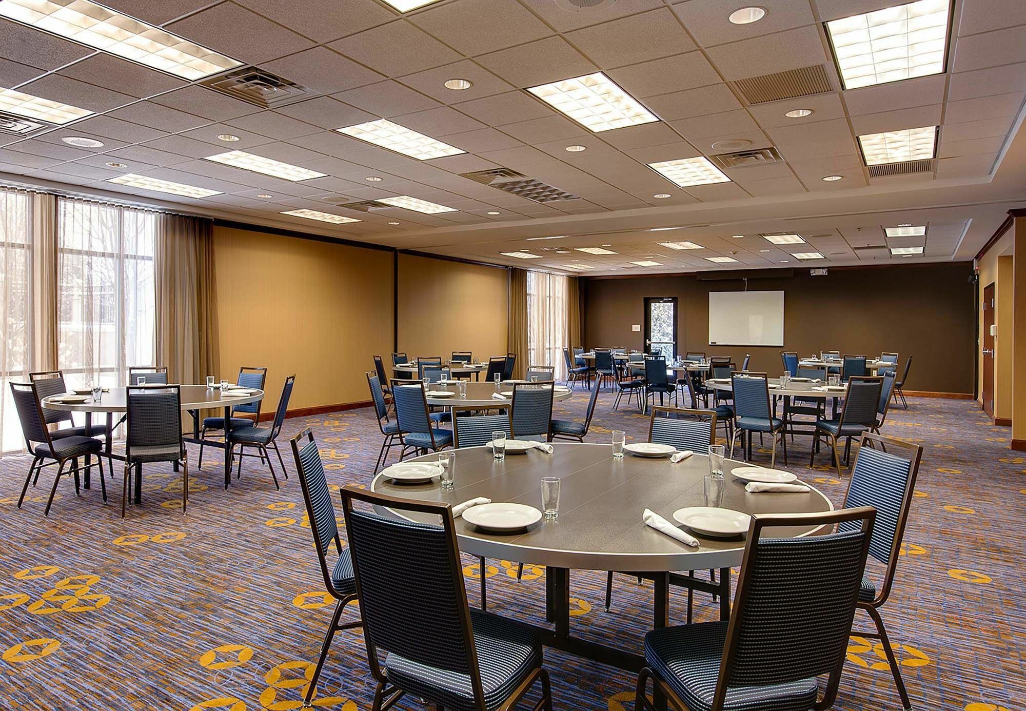 Courtyard By Marriott Chicago Schaumburg/Woodfield Mall Bagian luar foto